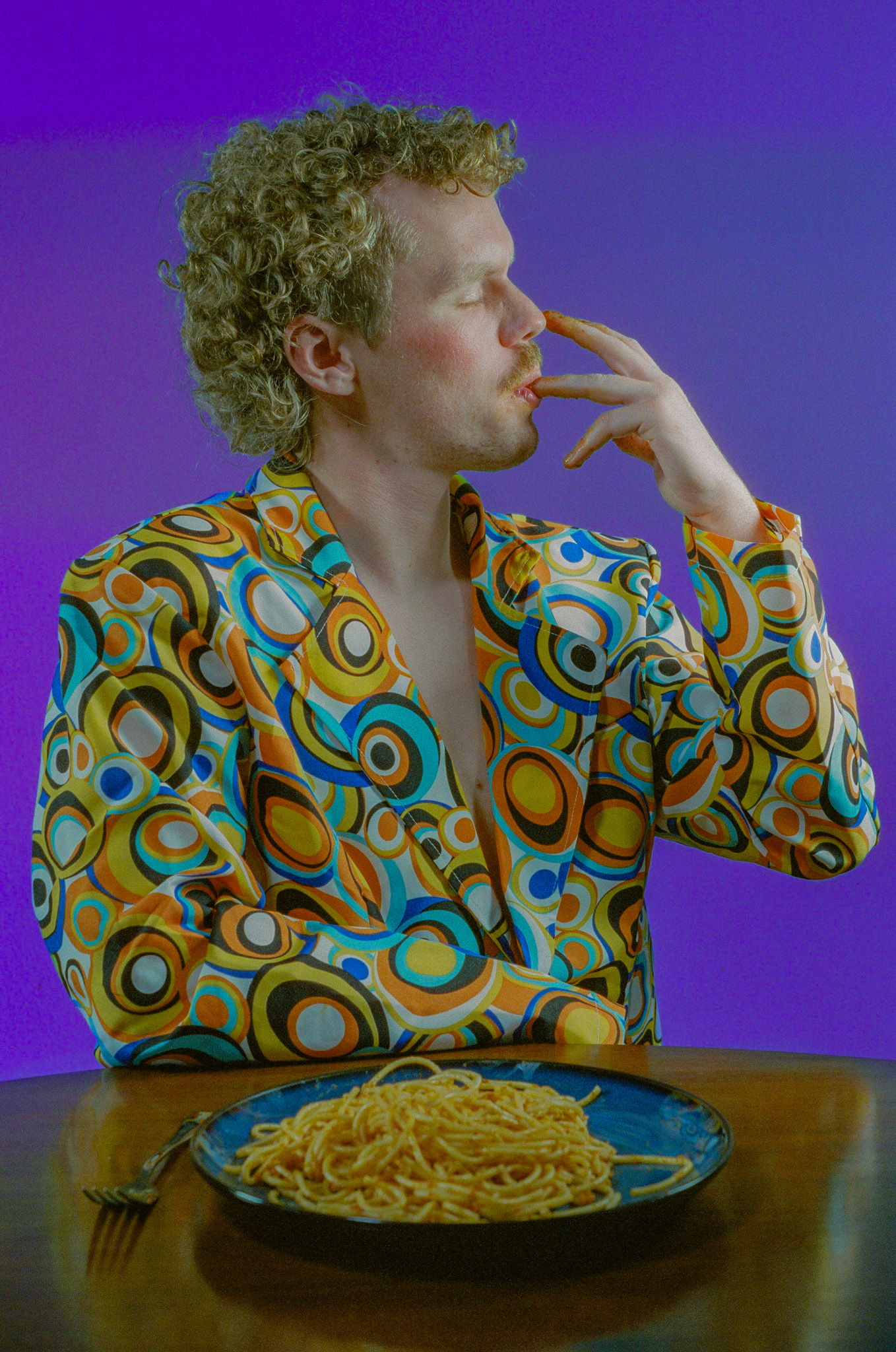 Sindri kissing his fingertips over a plate of spaghetti