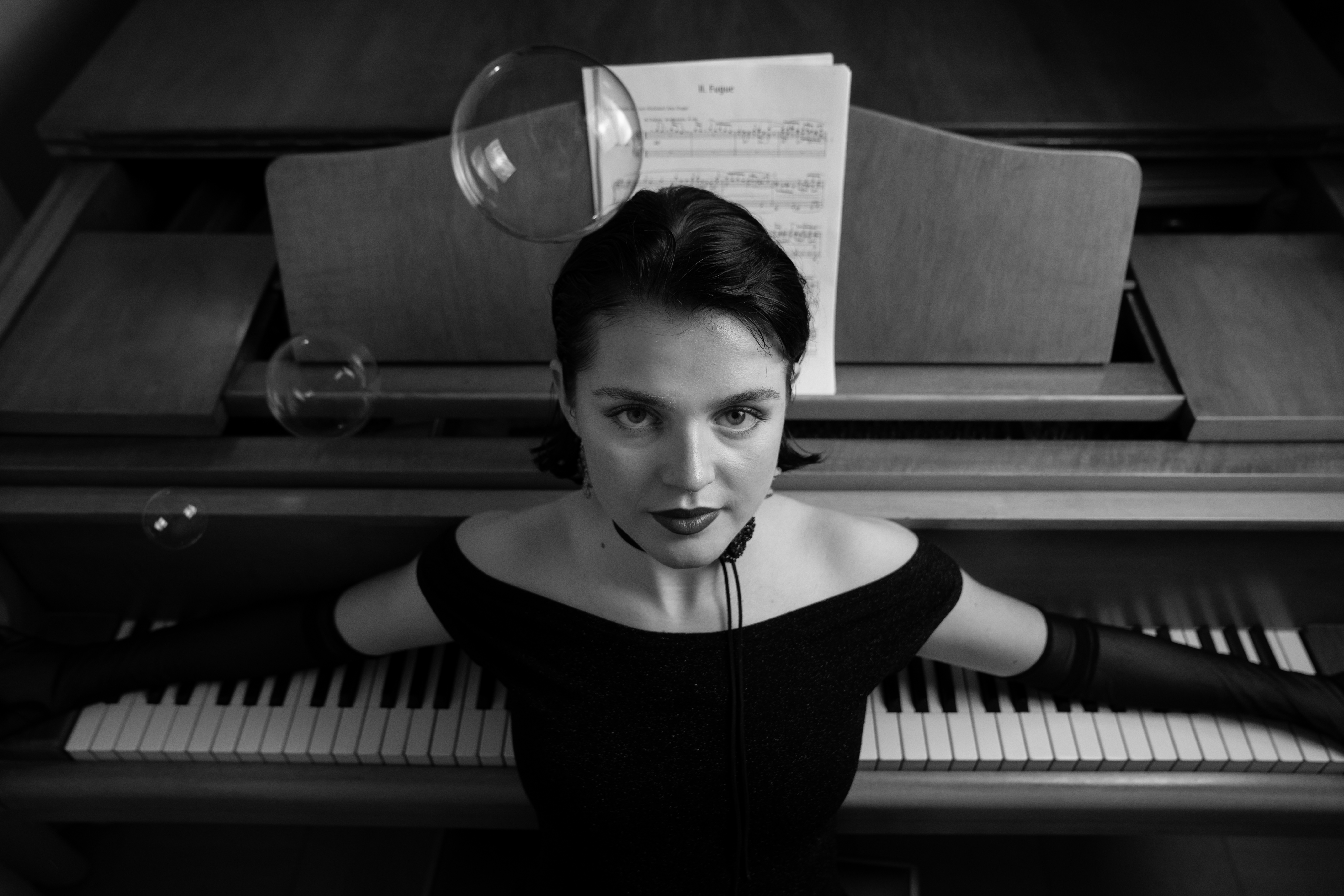 Julia at the piano, a soap bubble hovering above her head — cover of the series